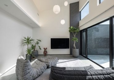 ダークカラーで重厚感漂う、モダンな平屋の佇まい