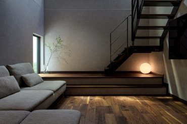 床の高低差で空間の変化を楽しむ、独創的な家