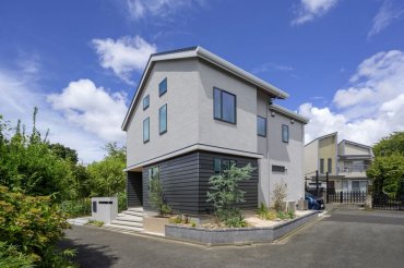 周囲の緑を取り込んだ、開放的な2階リビングの家