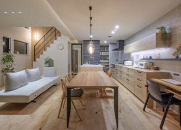 ナチュラルな木の質感に満ちた、縦に横に広がるLDKの住まい
