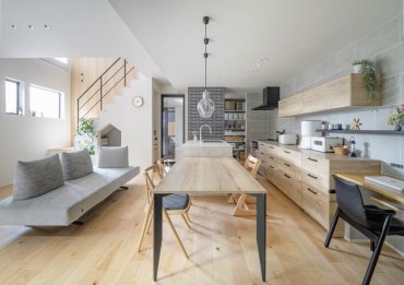 ナチュラルな木の質感に満ちた、縦に横に広がるLDKの住まい