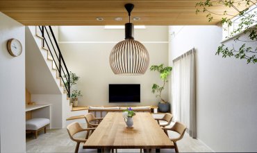 白い空間に映える木の温もりと、やさしい光に包まれた住まい